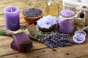 Fliederfarbene Dekoobjekte