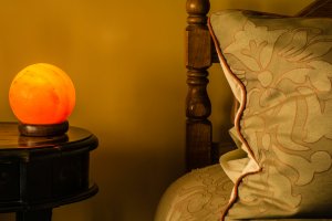 Salzlampe auf Nachttisch