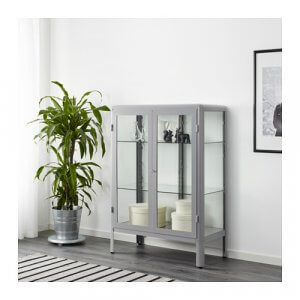 FABRIKÖR Vitrine in grau