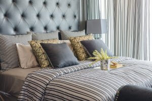 Bett mit gestreiftem Plaid darauf