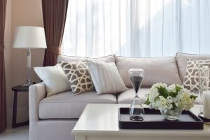 Beiges Sofa mit vielen passenden Kissen