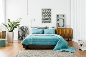 Bett mit türkisfarbener Tagesdecke