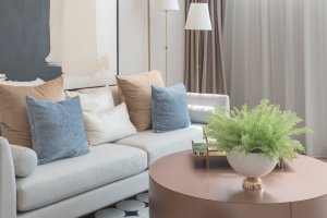 Kissen, die zur Mitte des Sofas hin kleiner werden