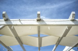 An Balken gespannte Sonnensegel