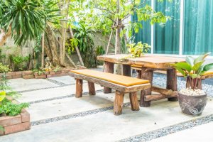 Holzbänke mit Holztisch