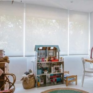 Kinderzimmer mit blickdichten, lichtdurchlässigen Rollos