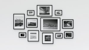 Wanddekoration mit Schwarz-Weiß-Fotos