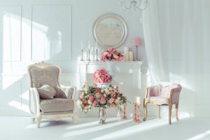 Blumenarrangements im Wohnzimmer