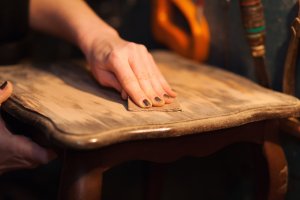 Holzstuhl wird abgeschliffen