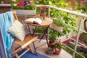 Kleiner Balkon mit Balkonmöbeln