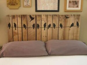 Kopfende aus Holzlatten mit Vinyl