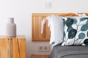 Nachttisch aus Holz