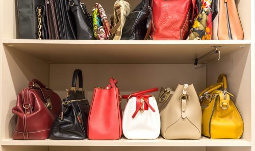 Die Aufbewahrung von Handtaschen in einem Schrank vermeidet, das sich viel Staub darauf ansammelt