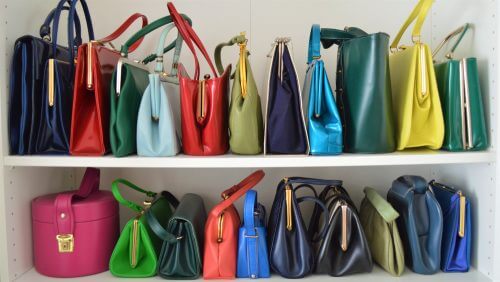 Die Aufbewahrung von Handtaschen ist sowohl hängend als auch stehend möglich