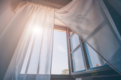 Das Lüften geschlossener Räumen ist eines der wichtigsten Dinge die du für ein wohlriechendes Zuhause berücksichtigen solltest
