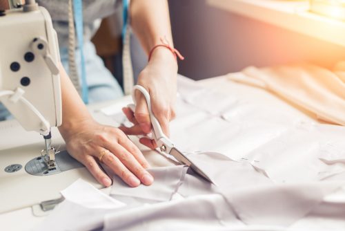 Sobald du alle Materialien zusammen hast, kannst du damit beginnen, den Stoff zuzuschneiden