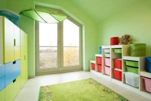 Kisten aus Kunsstoff sind sehr nützlich für die Aufbewahrung von Lernmaterialien und Farben