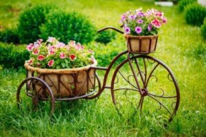 Upcycling: Altes Fahrrad in ein Pflanzgefäß verwandeln