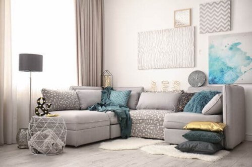 Genau wie Schlafsofas gibt es auch Klappsofas mit Stauraum