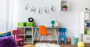 Das Beschriften von Behältern hilft deinen Kindern dabei mehr Ordnung im Kinderzimmer zu schaffen