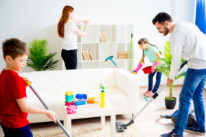 Familie bei der Hausarbeit