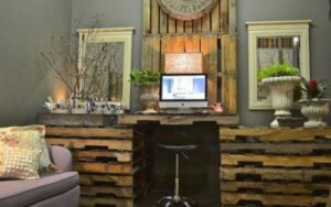 DIY: So stellst du einen Palettenschreibtisch her