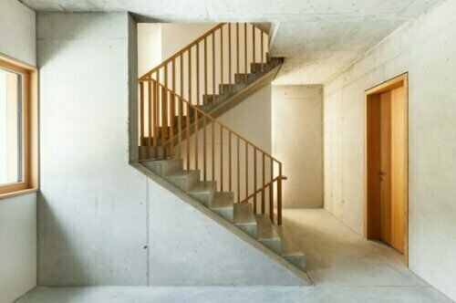Eine einfache Betontreppe fügt sich perfekt in viele Umgebungen ein.