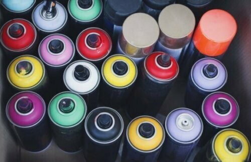 Edelstahlfarbe wird in der Regal als Spray oder in Behältern, wie normale Farbe, geliefert.