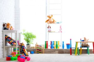 Du solltest unbedingt darauf achten, dass deine Spielzeugbibliothek gut beleuchtet ist, wenn du sie richtig dekorieren möchtest.