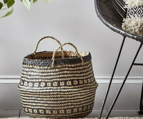 Neben Pflanzgefäßen finden sich jedoch auch andere schöne Designs, wie zum Beispiel Behälter mit Tribal-Designs für die Dekoration.