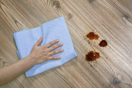 Wenn du etwas Flüssigkeit auf einem Holzmöbelstück verschüttest, solltest du die Verschmutzung sofort entfernen.
