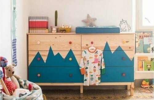 Die TARVA-Kommode stammt aus einer der einfacheren Kollektionen von IKEA.