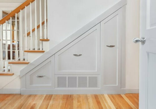 Hole das Beste aus dem Platz unter deiner Treppe heraus, indem du dort einen Kleiderschrank einbaust (ideal für Mäntel und Regenschirme).