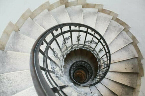 Wenn du nicht viel Platz hast, kannst du auch eine gebogene Konstruktion oder eine Wendeltreppe aus Beton wählen.