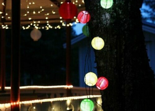 Wenn du farbenfrohe Lichter für deine Terrasse verwenden möchtest, sind Lichterketten das perfekte Element.