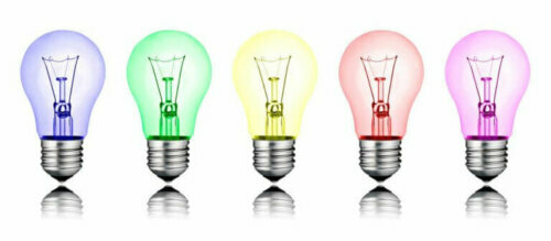 In deinem Schlafzimmer kannst du eine alternative Atmosphäre schaffen, indem du bunte Lichter hinter deinem Kopfteil an der Wand anbringst.