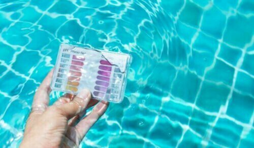 Öffentliche oder Gemeinschafts-Pools erfordern andere professionellere Testkits, als die, die du für private Pools verwendest.