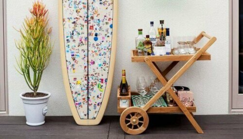 Du kannst alte Möbel recyceln, um einen Getränkewagen herzustellen