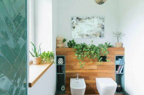 Badezimmer mit Holzelementen an den Wänden.