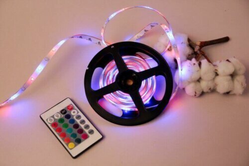 LED-Licht-Projektoren sind Projektoren, die du in deinem Garten installieren kannst, um Licht auf dein Zuhause zu projizieren.