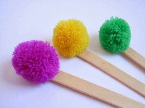 Wusstest du, dass farbige Pompons gerade in Mode sind? Sie sind daher auch ein interessantes Material, um damit zu basteln.