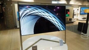 Der Bild 9-Plasma-Fernseher hat ein auffälliges Design, das ihn absolut einzigartig macht.