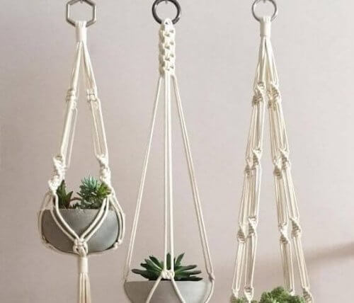 Blumenampeln sind ein Klassiker, wenn es um den Makramee-Trend geht.