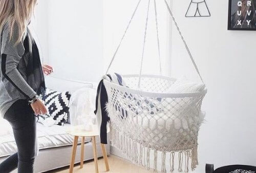 ine Hängewiege aus Makramee eignet sich perfekt für die ersten Tage deines Babys.