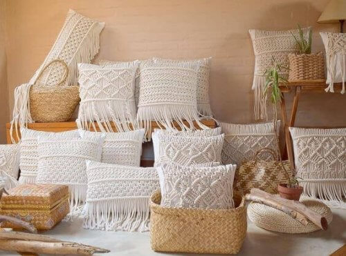 Du findest Makramee-Kissen fast überall, doch insbesondere in jedem guten Geschäft für Bettenaccessoires.