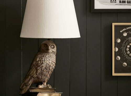 Diese Hedwig-Lampe ist eine der Deko-Ideen für Fans, die du bei Pottery Barn findest.