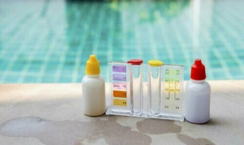 Bei der Wartung des Poolwassers solltest du auch die Alkalität prüfen.