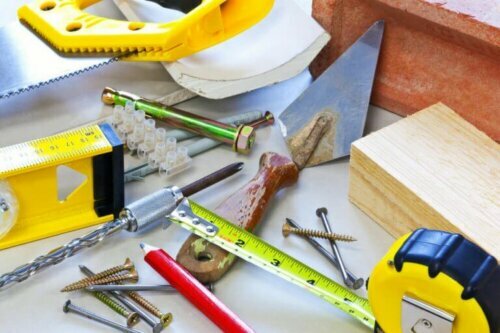Einige Städte verbieten es, Baumaterialien außerhalb eines zu renovierenden Hauses zu lassen, da sie potenzielle Gefahren für Passanten darstellen.