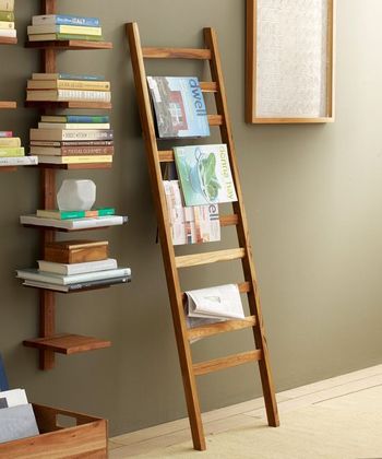Dieses minimalistische Bücherregal im vertikalen Design bietet ebenfalls mehreren Büchern Platz.