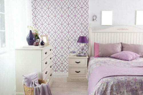 Die Tagesdecke auf deinem Bett ist ein großartiges Dekorelement in der Farbe Flieder.